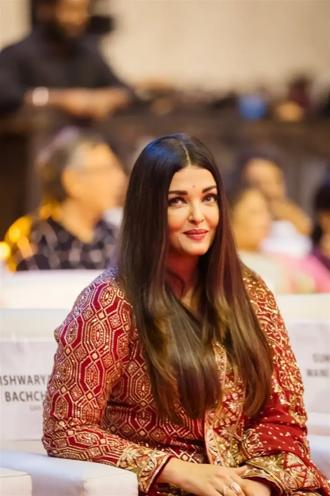 BOLLYWOOD ACTRESS AISHWARYA RAI LONG HAIR MAROON DRESS IMAGES 2